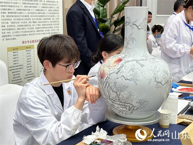 大会现场,万象城网页版文物修复与保护专业学生正在进行创作。人民网 谈媛摄